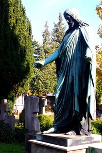 Jesusstatue auf dem historischer Kapellenfriedhof in Bad Kissingen by Mellieha Zacharias