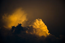 Gewitterwolken leuchten in der Sonne von caladoart