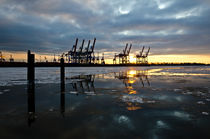 Sonnenuntergang in der gefrorenen Elbe von caladoart