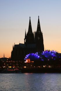 Der Kölner Dom und der Musical-Dome zur blauen Stunde von Günter Jörgenshaus