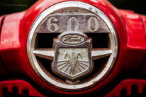 Grill Logo Detail - 1950s-vintage Ford 601 Workmaster Tractor von Jon Woodhams