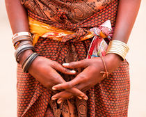 Young himba woman folding her hands with otjize von Matilde Simas