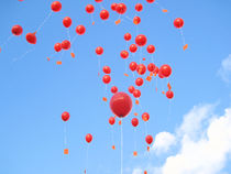 Red baloons rising von amineah