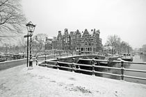 Old dutch winter scenery in Amsterdam the Netherlands  von nilaya