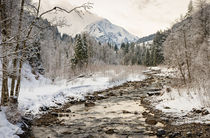 Winterliche Landschaft mit Fluss und Bäumen im Kleinwalsertal Österreich von Matthias Hauser