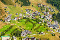 Chalets und Hotels auf der Riederalp mit Golfplatz von Matthias Hauser