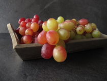 Stillleben mit roten Weintrauben von Heike Rau