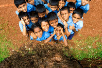 NOSY SCHOOLBOYS OF AN ELEMENTARY SCHOOL IN INDIA von creativemarc