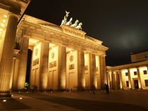 Brandenburg Gate by night von Jake Ratz