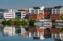 Nah am Wasser gebaut by Erhard Hess