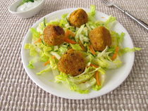 Rote Linsen Bällchen auf Salat by Heike Rau