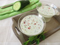 Kalte Gurkensuppe im Glas serviert von Heike Rau