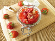 Gezuckerte Erdbeeren im Glas von Heike Rau