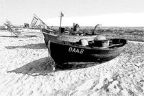 Boot am Strand / SW von Jörg Hoffmann