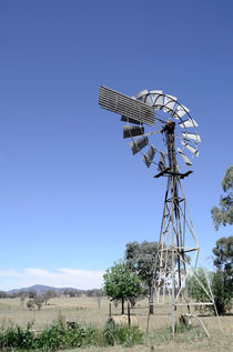 Windmill on an Australian farm von Chris Edmunds