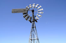 Windmill in rural Australia von Chris Edmunds