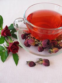Tee aus getrockneten Rosenblüten von Heike Rau