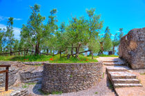 Grotte des Catull in Sirmione am Gardasee von Gina Koch