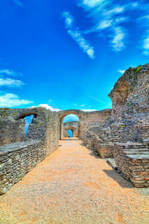 Grotte des Catull in Sirmione am Gardasee by Gina Koch