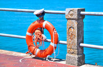 Rettungsring in leuchtendem Orange mit Kapitänsmütze by Gina Koch