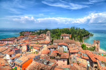 Blick von der Scaliger Burg auf das romantische Städtchen Sirmione von Gina Koch