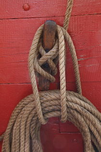 Ropes tied around a belaying pin von Intensivelight Panorama-Edition