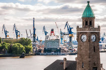 Hamburg Queen Elizabeth an den Landungsbrücken III von elbvue by elbvue