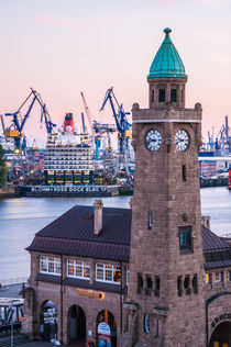 Hamburg Queen Elizabeth an den Landungsbrücken VI von elbvue by elbvue