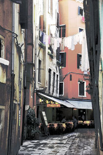 Poster Gasse in Venedig mit Restaurant, Variante 1 von Doris Krüger