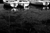 Black and White Boats von Patrycja Polechonska