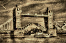 Tower Bridge and the Dixie Queen by David Pyatt