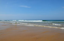 Weiter Strand im Sommer von buellom