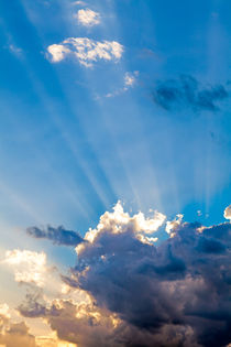 Clouds In The Blue Sky and Sun Rays von moonbloom