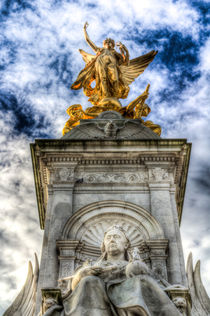 The Victoria Memorial London  by David Pyatt