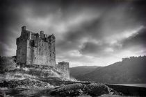 Eilean Donan Castle in Schwarz-Weiss by Bruno Schmidiger