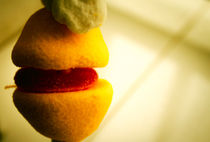 Yellow and red candy lemon-shaped von Gema Ibarra