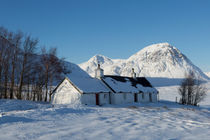 Scottish Cottage and Mountain in the Snow von Derek Beattie