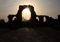 Qutab Minar Ruins At Sunset von Aidan Moran