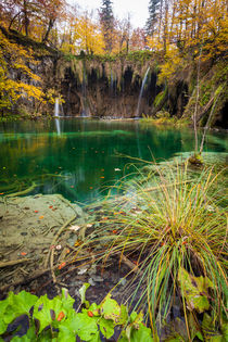 Plitvicer Seen Herbst by Lukas Kirchgasser