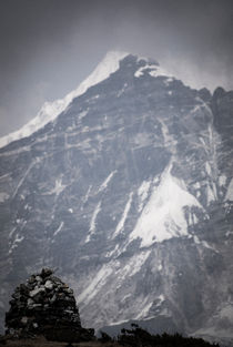 A stupa and the massive peak of Pandim von Brent Olson