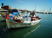 Buntes Fischerboot in Piräus von Sabine Radtke