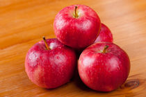fresh ripe red apples dewed von Arletta Cwalina