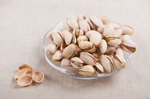 open pistachio nuts in shell von Arletta Cwalina