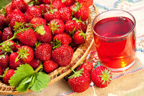 red strawberries in basket and juice von Arletta Cwalina