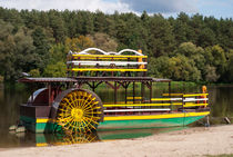 Sternwheeler moored on river strand von Arletta Cwalina