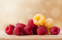 Fresh ripe red and golden raspberry von Arletta Cwalina