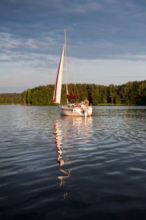 One white boat sailing view von Arletta Cwalina