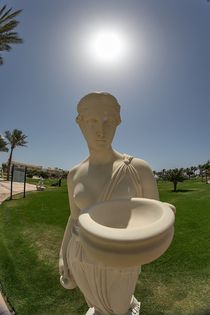 Griechische Skulptur mit Sonne by Mario Hommes