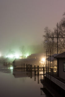 Häuser am Fluss im Nebel by gilidhor