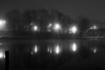 Häuser am Fluss im Nebel von gilidhor